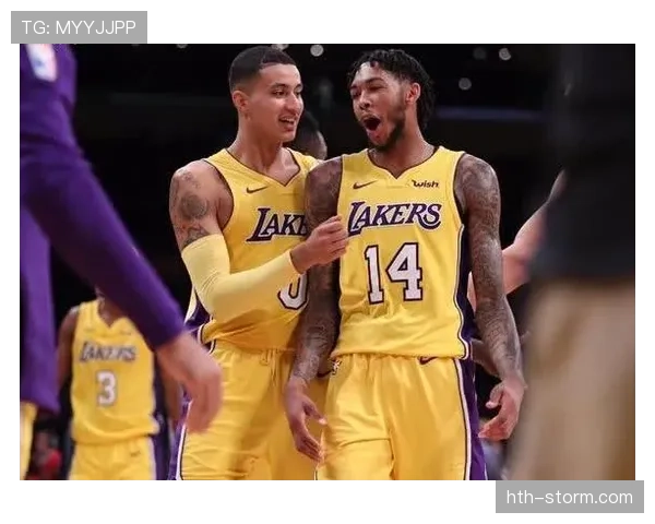 库兹马无球跑位撕裂换防，拉开空位三分命中率回升